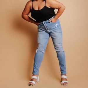 INCLUSIVE SIZING LIGHT DENIM